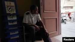 El guardia de seguridad Alberto Izquierdo custodia boletas electorales en La Habana, Cuba. REUTERS/Alexandre Meneghini.