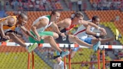 El vallista cubano Orlando Ortega (cuarto, derecha) quedó eliminado en el Campeonato Mundial de Atletismo de Moscú-2013.