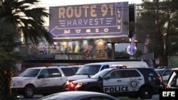 Vehículos policiales bajo una señal que indica la localización del festival country "Route 91 Harvest", en Las Vegas, lugar donde se produjo el tiroteo