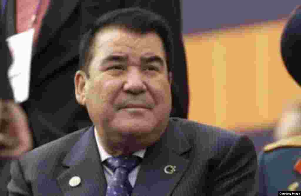 Saparmurat Niyazov (1940-2006): Dictador Comunista de Turkmenistán de 1985 al 2006. El país debió rendir culto a su personalidad nombrando como él escuelas, universidades, aeropuertos y hasta un meteorito. Los billetes llevan su cara. Llenó el país de retratos suyos enormes y estatuas. Cambió el nombre de los meses de enero y abril por el suyo y el de su madre. Feroz represión a la oposición.