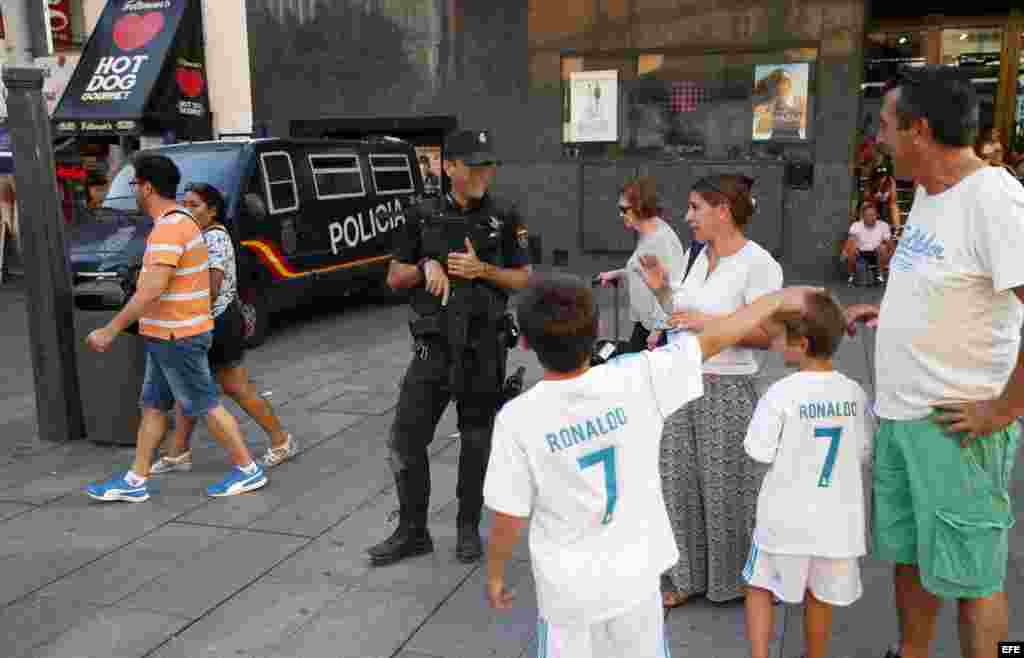 Efectivos de Emergencias en las inmediaciones del lugar en el que una furgoneta ha atropellado esta tarde a varios peatones que paseaban por las Ramblas de Barcelona.