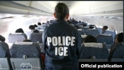 Una operación de deportación supervisada por ICE.