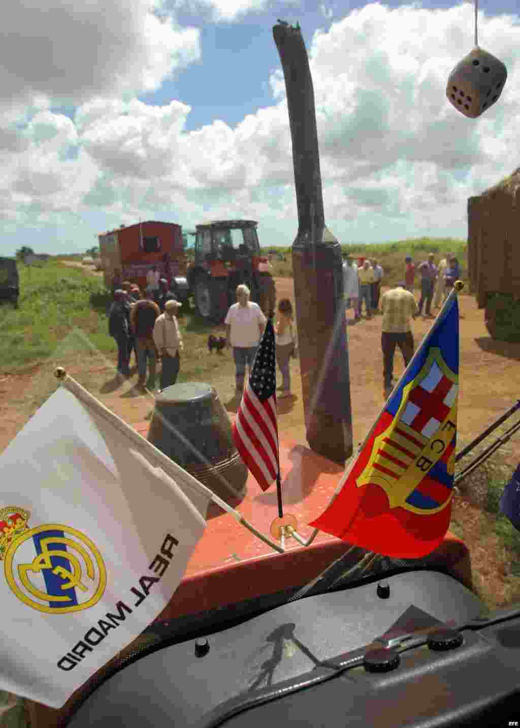 Banderas del Real Madrid y el Barcelona, junto a una de EEUU en el interior de un tractor.